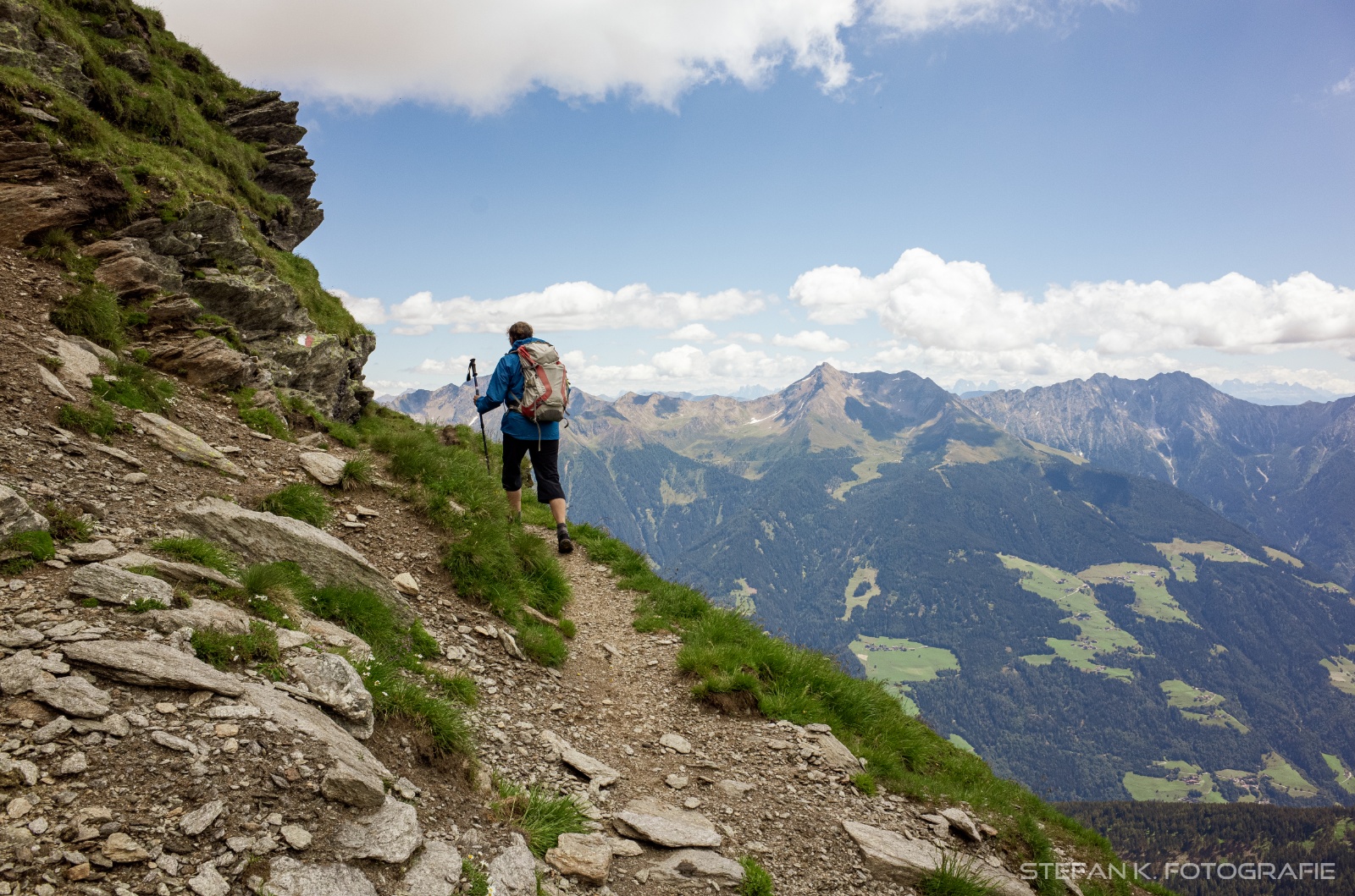 Rechterhand geht's mitunter steil hinab